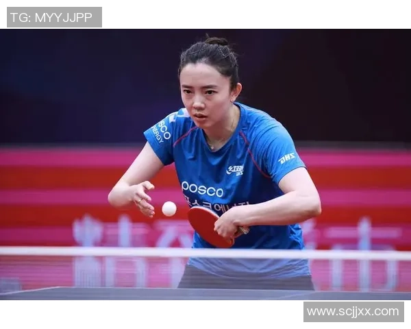 球星足球场上秀恩爱，甜蜜瞬间引发热议，粉丝纷纷送上祝福